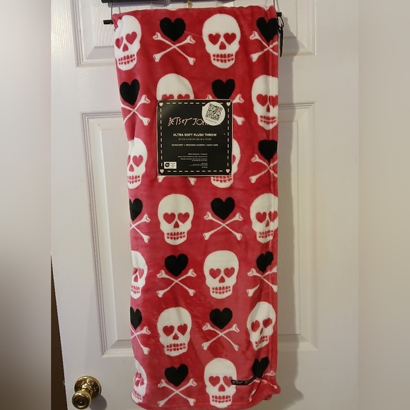 Betsey Johnson NWT Barbie Pink Skull Heads  50 × 70 Inch Plush Throw - Picture 1 of 4